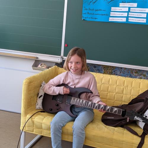 Hannah mit E-Gitarre