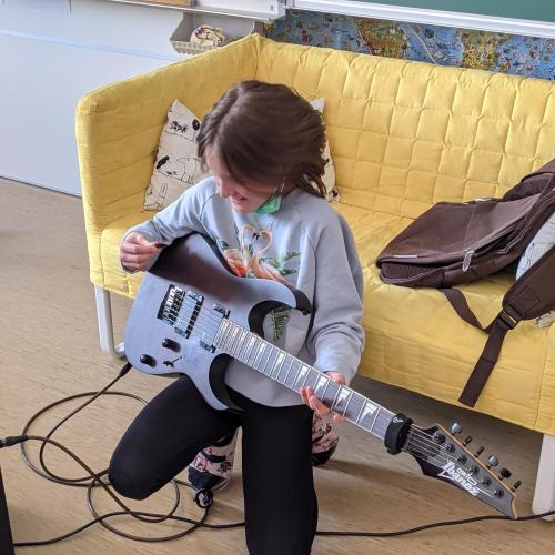 Julia rockt mit der E-Gitarre