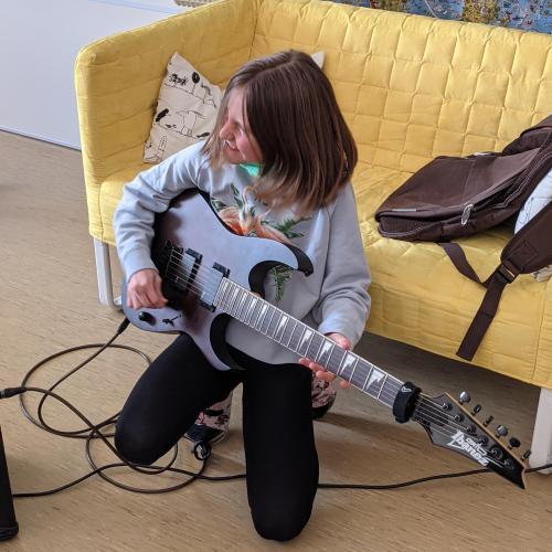 Julia rockt mit der E-Gitarre
