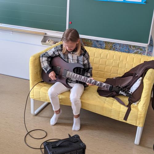Lilli mit E-Gitarre
