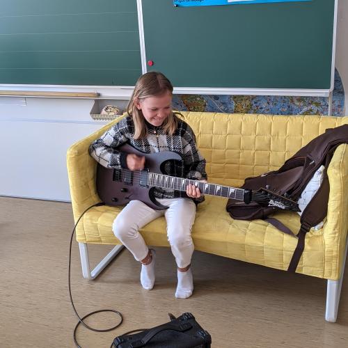 Lilli mit E-Gitarre