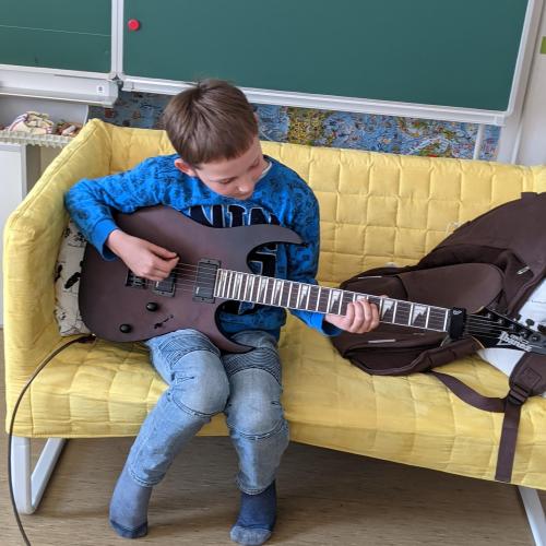 Raphael mit E-Gitarre